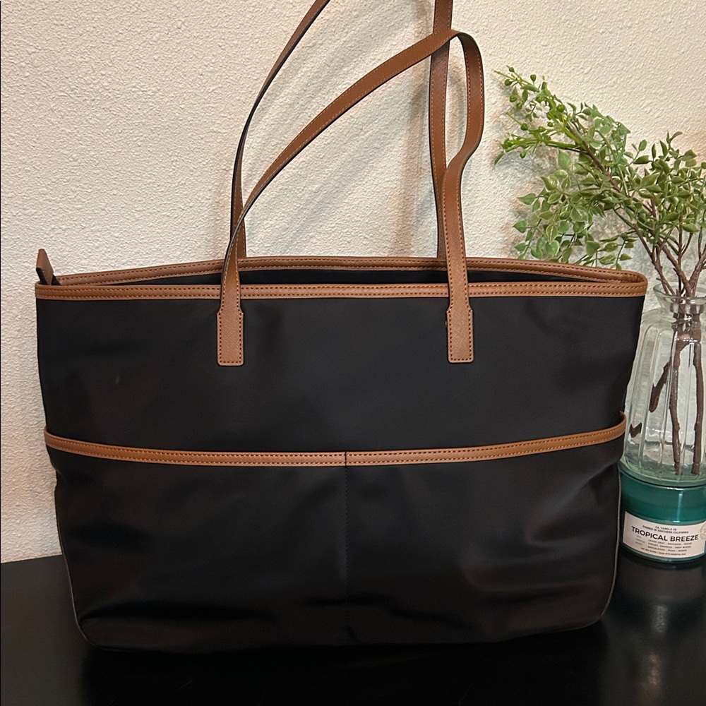 New MICHEAL MICHEAL KORS KEMPTON XL Pocket Overnight Black/ Brown Tote Bag - Picture 3 of 13